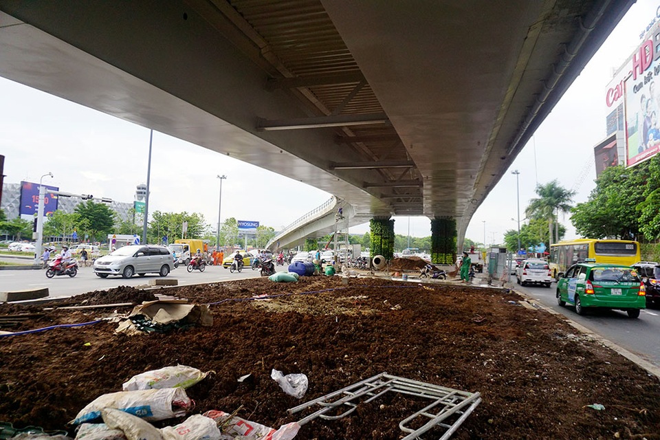 Cầu vượt hình chữ Y ở cửa ngõ sân bay Tân Sơn Nhất bắt đầu hoàn thành những hạng mục cuối cùng.