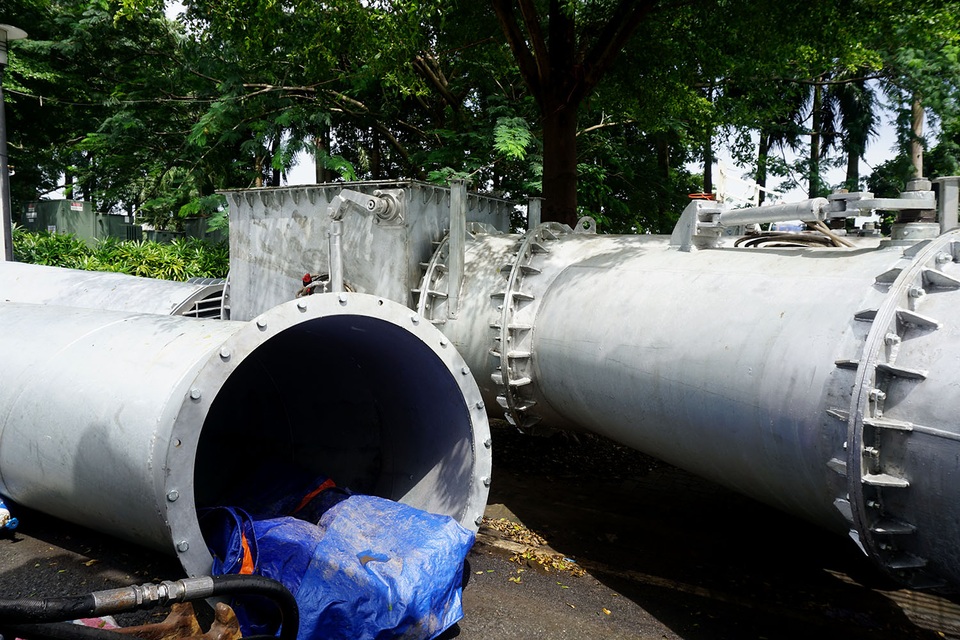 Máy bơm hút nước từ chỗ thấp lên chỗ cao, gắn trực tiếp vào cống thoát nước có sẵn của thành phố.