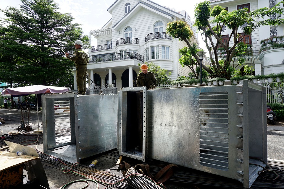 Mấy ngay nay, công nhân đang gấp rút thi công để kịp tiến độ bàn giao ngày 10/8 tới.