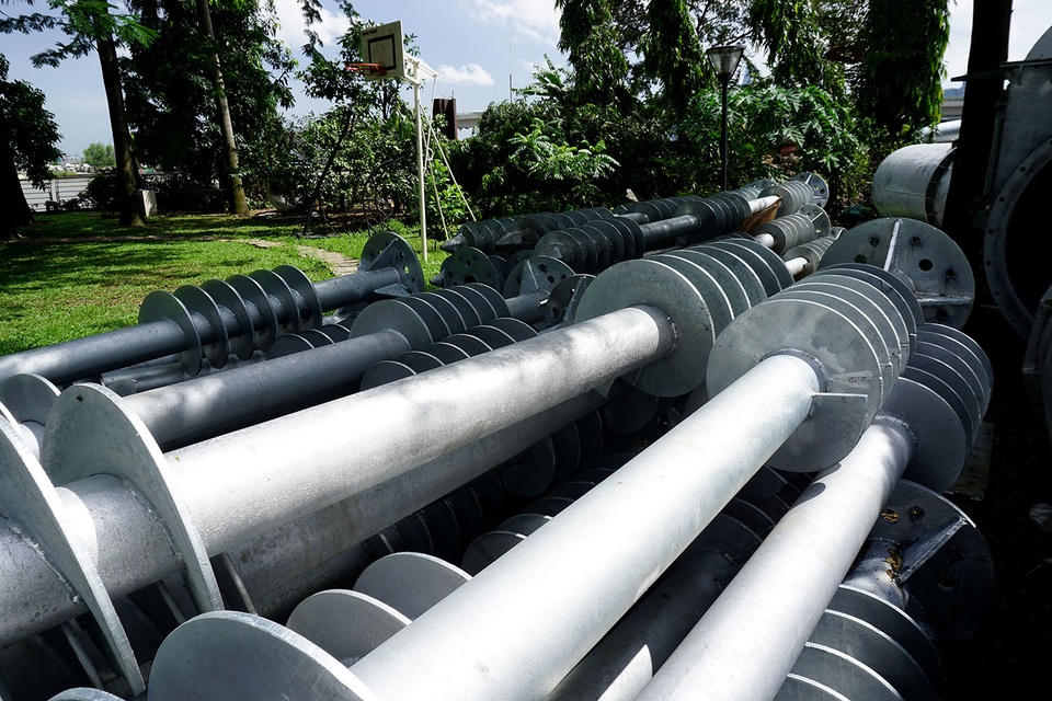 Cọc dạng ốc vít được khoan xuống lòng đất để giảm độ rung và tiếng ồn khi vận hành dự án vẫn đang nằm chờ chất đống.