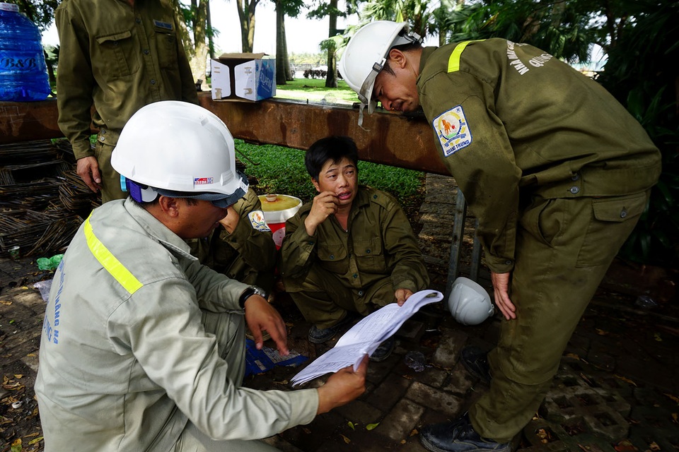 Do ảnh hưởng thời tiết mưa nhiều, các công nhân phải chia làm 3 ca thay nhau làm việc suốt ngày đêm.