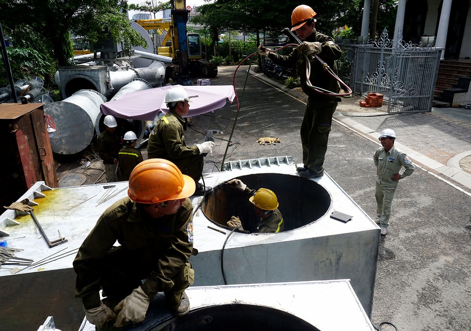 Công nhân làm việc liên tục để đảm bảo đúng tiến độ.