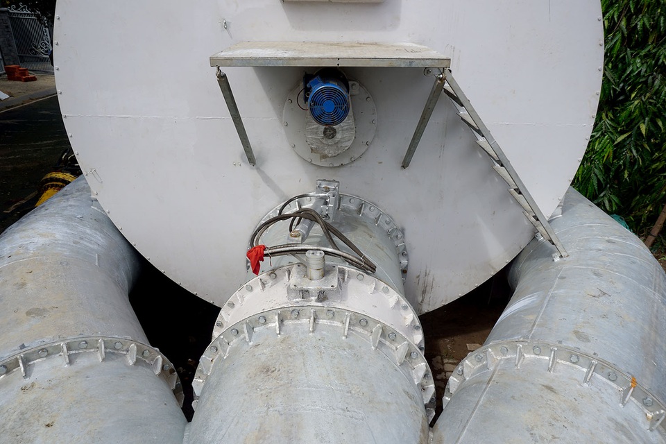 Một máy bơm hoạt động trong một trận mưa tốn khoảng 5 triệu đồng tiền nhiên liệu.