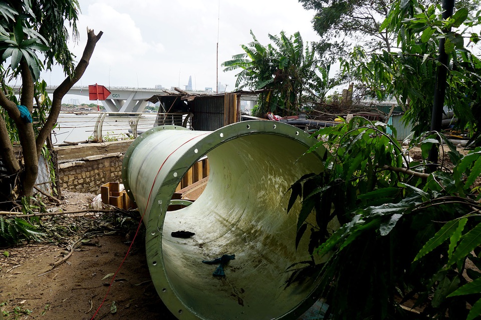 Những ống bơm vẫn còn nằm chờ trên bờ chưa được lắp đặt xuống trạm bơm.