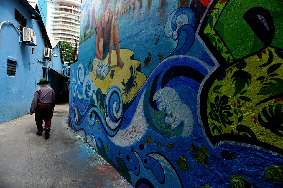 Bức tường về bảo vệ biển ở hẻm 724 đường Điện Biên Phủ, quận 10.