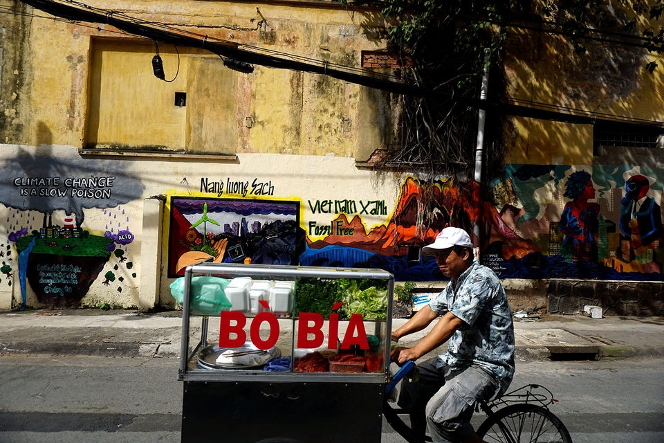 Bạn Lưu Bá Lăng chia sẻ, chúng tôi muốn vẽ ở các con hẻm để người dân khi đi ra ngoài sẽ bắt gặp hình ảnh bảo vệ môi trường, lâu dần sẽ tạo nên thói quen tốt bảo vệ môi trường sống của mình và mọi người.