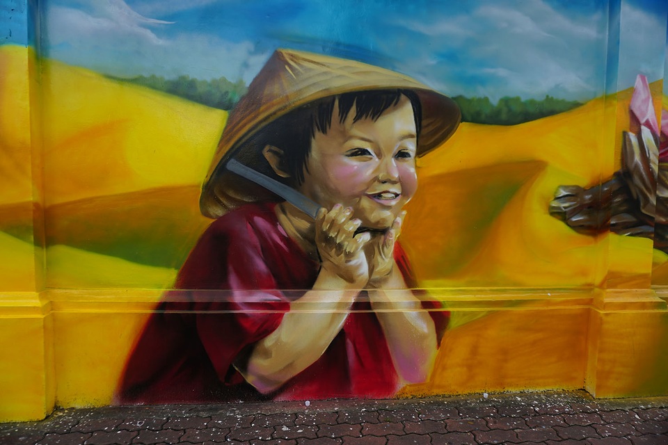 Một em bé với chiếc nón lá.