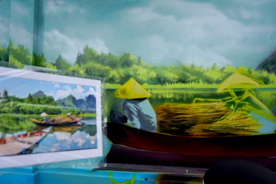 Các bạn trẻ đang hoàn thiện những công đoạn cuối bức tranh vẽ đồng quê Việt Nam.