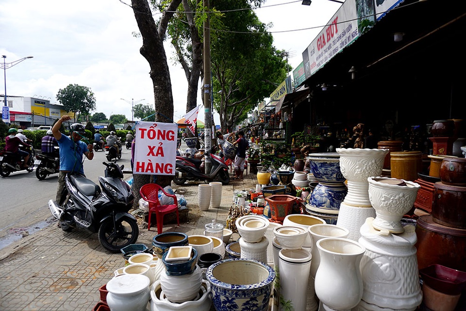 Nhiều ki-ốt quanh Tân Sơn Nhất xả hàng để trả đất cho quốc phòng - 7 Tổng xả hàng, thanh lí trả mặt bằng được nhiều cửa hàng treo lên để mời khách.