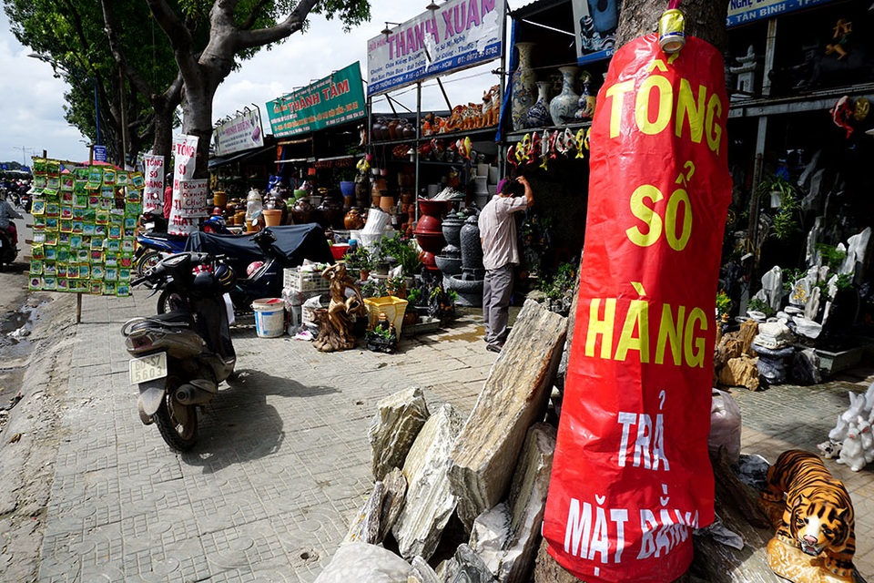 Nhiều ki-ốt quanh Tân Sơn Nhất xả hàng để trả đất cho quốc phòng - 1
Nhiều ki-ốt, cửa hàng kinh doanh đồng loạt xả hàng để chuẩn bị trả đất cho quốc phòng.