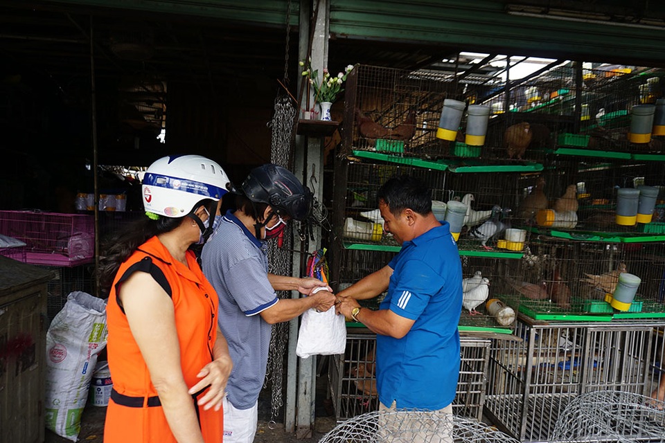 Nhiều ki-ốt quanh Tân Sơn Nhất xả hàng để trả đất cho quốc phòng - 4 Tôi vẫn chưa tìm được mặt bằng mới, chắc phải đem hàng đi gửi rồi từ từ tính tiếp, ông Nguyễn Văn Tám, chủ cửa hàng bán chim cảnh chia sẻ.