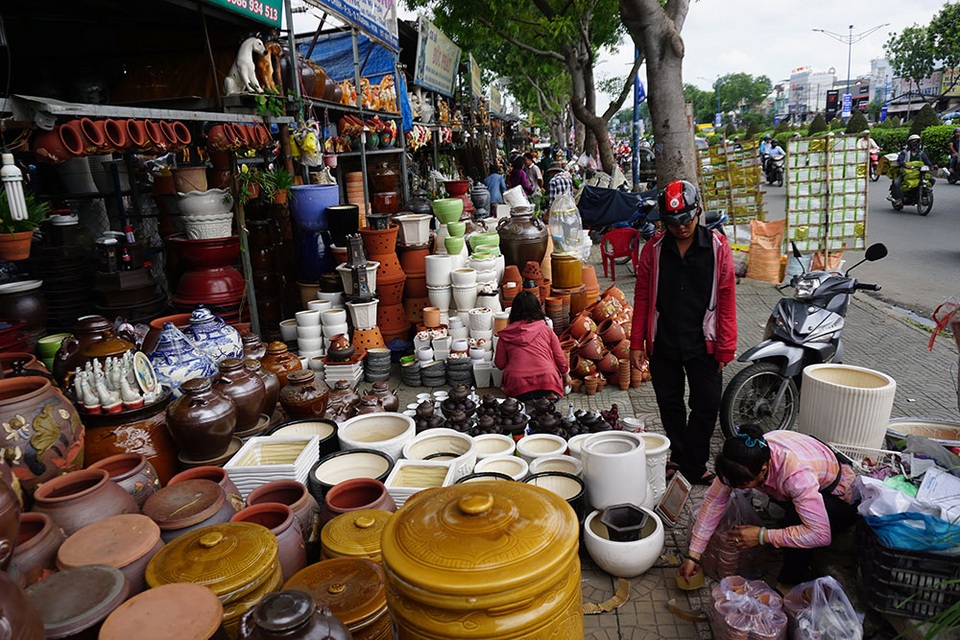 Nhiều ki-ốt quanh Tân Sơn Nhất xả hàng để trả đất cho quốc phòng - 3 Một cửa hàng gốm sứ vẫn còn tồn nhiều hàng dù sắp cận kề ngày trả đất.
