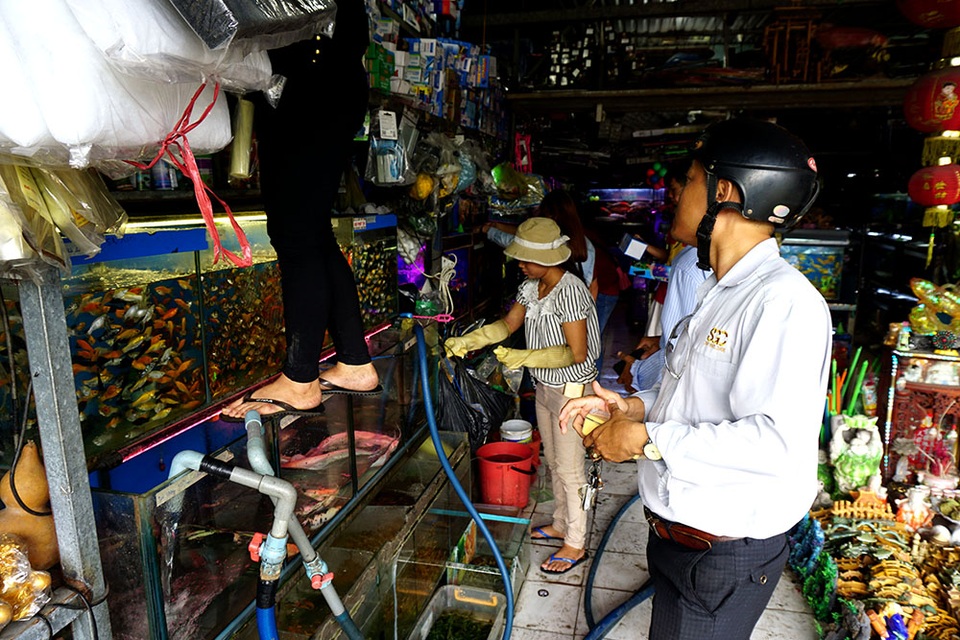 Nhiều ki-ốt quanh Tân Sơn Nhất xả hàng để trả đất cho quốc phòng - 2 Dọc đường Cộng Hoà chủ yếu kinh doanh đồ mỹ nghệ, cây cảnh, cá...