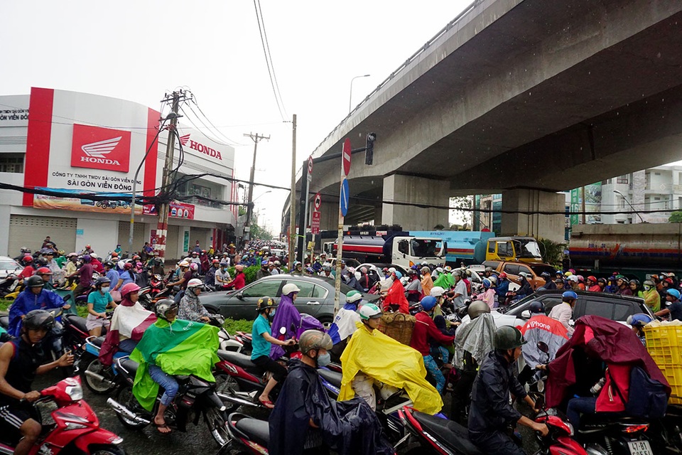 Đường ngập sâu, giao thông "tê liệt" sau cơn mưa lớn ở Sài Gòn - 14 Lượng xe cộ ùn ứ, kéo dài hàng km.