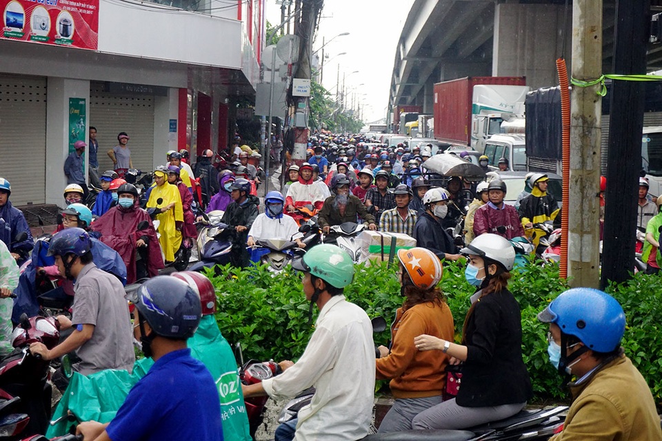Đường ngập sâu, giao thông "tê liệt" sau cơn mưa lớn ở Sài Gòn - 13 Cơn mưa lớn ảnh hưởng đển giao thông ở chân cầu Phú Mỹ (đầu cầu quận 7).
