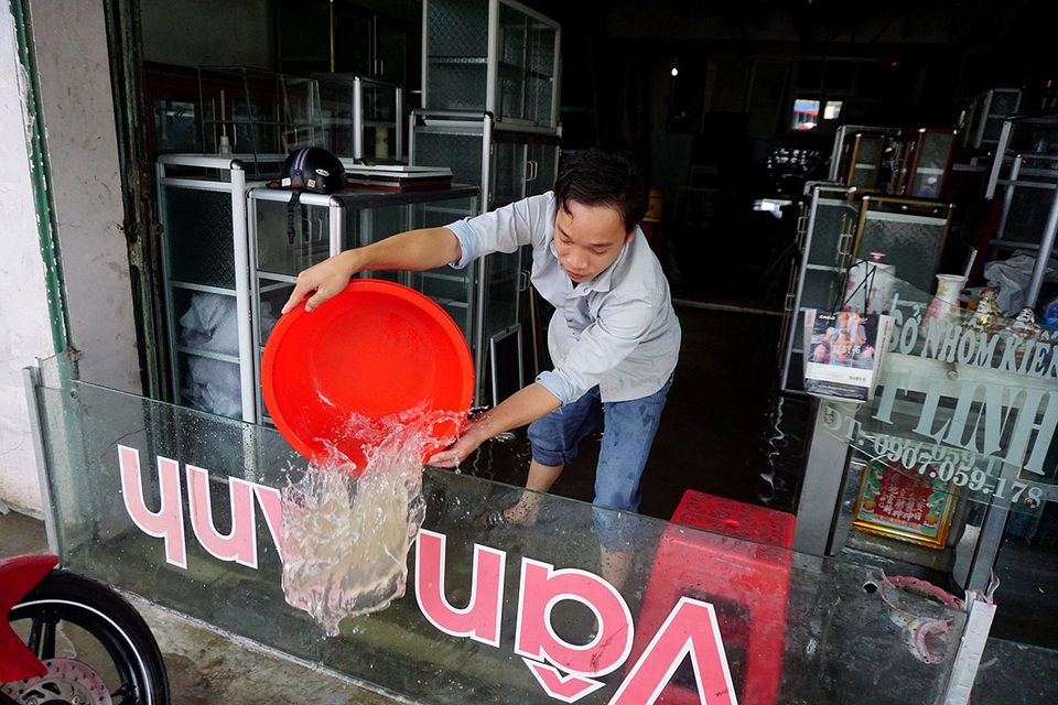 Đường ngập sâu, giao thông "tê liệt" sau cơn mưa lớn ở Sài Gòn - 11 Tối ngủ quên nên không kịp che chắn khiến nước tràn vào nhà quá trời, giờ phải ngồi tát nước ra, anh Linh, cơ sở nhôm kiếng nói.