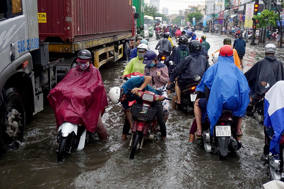 Đường ngập sâu, giao thông "tê liệt" sau cơn mưa lớn ở Sài Gòn - 10 Các phương tiện chết máy hàng loạt.