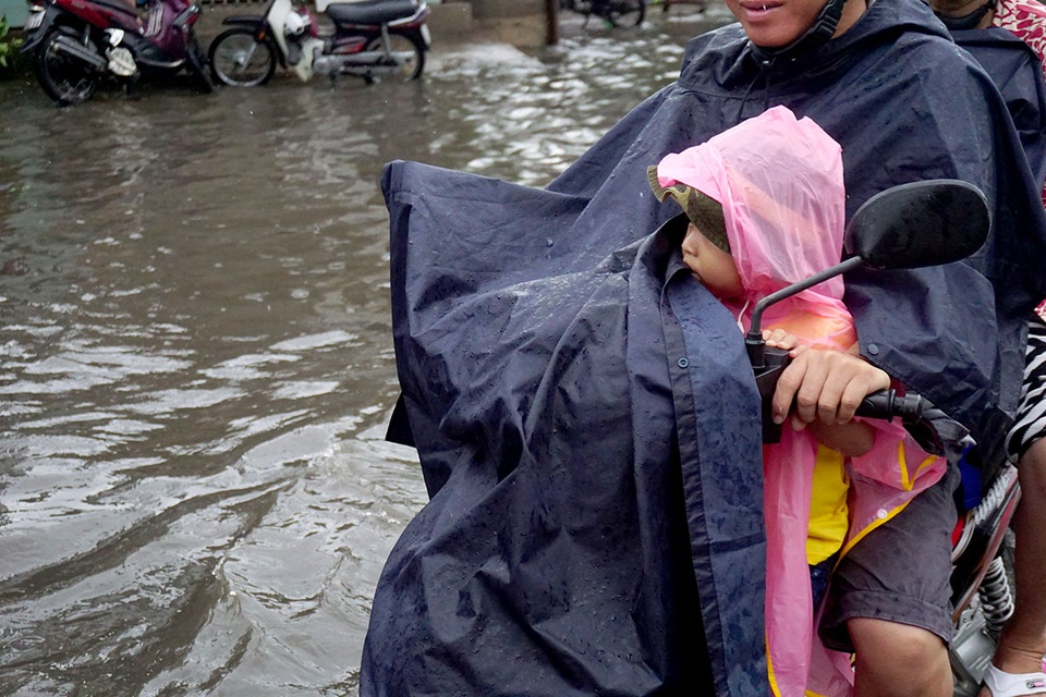 Đường ngập sâu, giao thông "tê liệt" sau cơn mưa lớn ở Sài Gòn - 9 
Cơn mưa lớn lúc rạng sáng, kéo dài đến giờ đi làm khiến giao thông rất khó khăn.