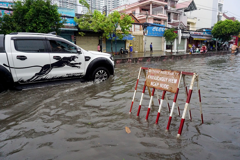Đường ngập sâu, giao thông "tê liệt" sau cơn mưa lớn ở Sài Gòn - 8 Các rào chắn được đặt dọc đường ở những đoạn ngập sâu gần đến 1m để cảnh báo người điều khiển phương tiện giao thông.