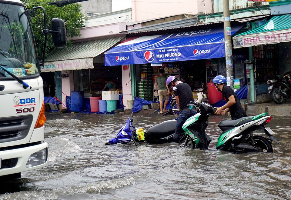 Đường ngập sâu, giao thông "tê liệt" sau cơn mưa lớn ở Sài Gòn - 7 Nhiều người đi đường bị trượt ngã ở đoạn ngập nước sâu.