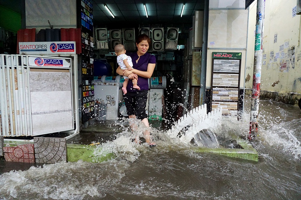 Đường ngập sâu, giao thông "tê liệt" sau cơn mưa lớn ở Sài Gòn - 6 Nước đánh như sóng vào nhà dân.