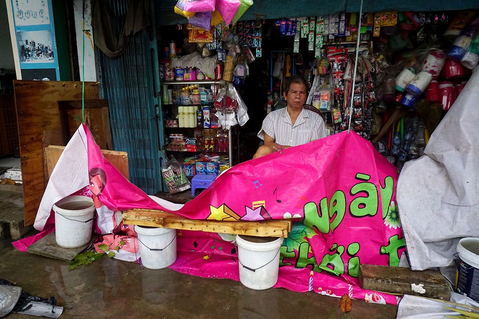 Đường ngập sâu, giao thông "tê liệt" sau cơn mưa lớn ở Sài Gòn - 3 Nhiều người phải dùng bạt, bao cát để che chắn không cho nước vào nhà.