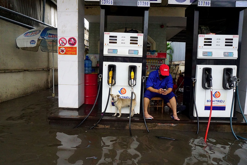 Đường ngập sâu, giao thông "tê liệt" sau cơn mưa lớn ở Sài Gòn - 2 Cây xăng nằm trên đường Huỳnh Tấn Phát bị ngập sâu, cúp điện nên không thể hoạt động.