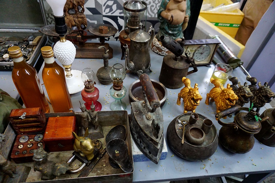 Chợ “ve chai nghìn đô” giữa lòng Sài Gòn - 14 Đến phiên chợ ve chai, mọi người có thể bắt gặp được những vật dụng từ thời trước.