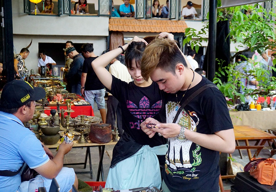 Chợ “ve chai nghìn đô” giữa lòng Sài Gòn - 6 Nhiều bạn trẻ thường tìm đến để mua đồ như vòng tay, kính, túi đeo thời trang...