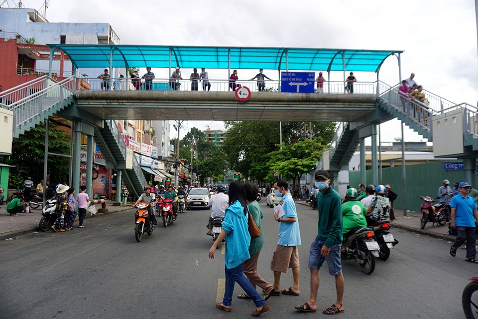 "Chê" cầu vượt tiền tỷ, dân lao qua dòng xe đông đúc - 11
Nghịch cảnh.