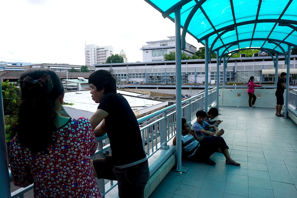 "Chê" cầu vượt tiền tỷ, dân lao qua dòng xe đông đúc - 10
Trong khi đó cầu đi bộ an toàn vì vắng người qua lại nên trở thành nơi ngồi chơi, hóng mát của người thăm nuôi bệnh nhân mỗi buổi chiều.