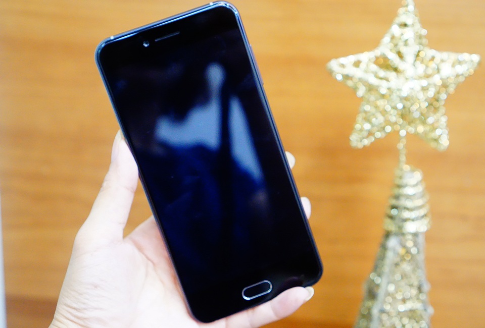 Mở hộp Bphone 2017 đầu tiên tại Việt Nam - 7 Mặt trước, Bphone 2017 trang bị màn hình 5,5 inch đạt độ phân giải Full HD. Màn hình của máy có độ nét và độ sáng cao, giúp sử dụng được ở những môi trường ánh sáng mạnh.