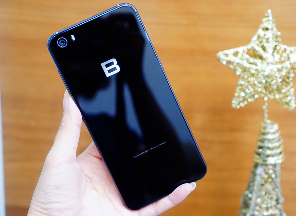 Mở hộp Bphone 2017 đầu tiên tại Việt Nam - 4
Ngay mặt lưng, người dùng sẽ thấy một logo “B” quen thuộc. Các góc cạnh được vát cong mềm mại và nắp lưng được xử lý cho khả năng cầm nắm chắc chắn.