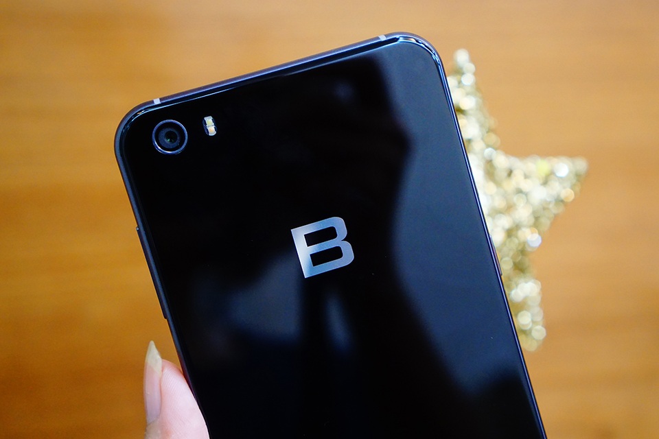 Mở hộp Bphone 2017 đầu tiên tại Việt Nam - 9
Mặt sau, máy góp mặt của camera chính 16 MP, chống rung quang học OIS, tích hợp lấy nét theo pha và hỗ trợ quay video 4K. Bkav còn cho biết đã đưa nền tảng trí tuệ nhân tạo vào hệ thống này để tăng cường khả năng chống rung cho điện thoại.