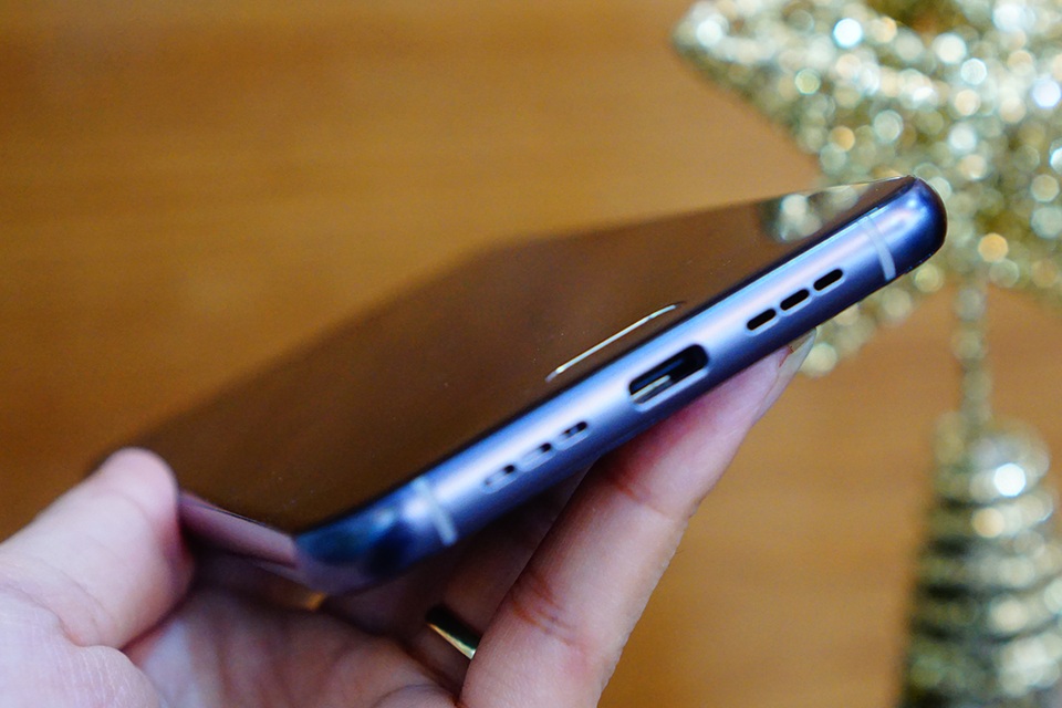 Mở hộp Bphone 2017 đầu tiên tại Việt Nam - 10 Một điểm thú vị khác của Bphone 2017 đó là sử dụng DAC rời, hỗ trợ âm thanh 32 bit và 384KHz, gia tăng trải nghiệm nhu cầu nghe nhạc cao cấp lossless hiện nay.