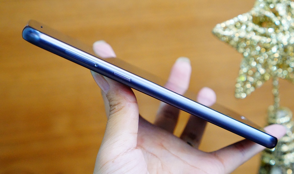 Mở hộp Bphone 2017 đầu tiên tại Việt Nam - 5
Trong khung viền máy, Bkav sử dụng công nghệ phay và xử lý bề mặt đặc biệt.