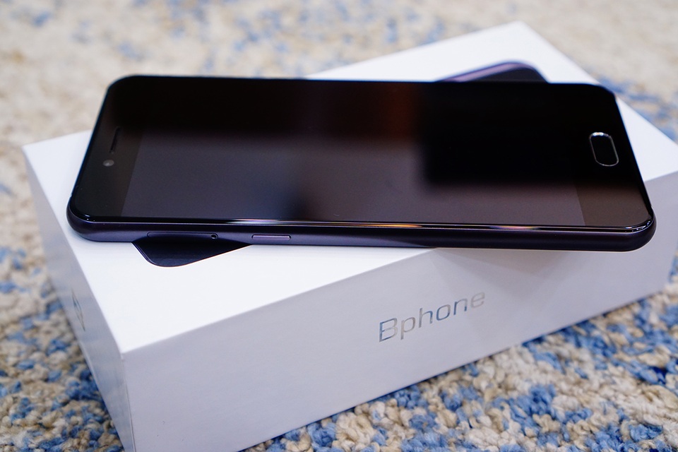 Mở hộp Bphone 2017 đầu tiên tại Việt Nam - 1 Bphone 2017 vẫn sử dụng lối thiết kế vỏ hộp tương tự thế hệ trước với tông màu trắng chủ đạo.