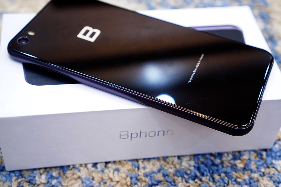 Mở hộp Bphone 2017 đầu tiên tại Việt Nam - 3
Bphone 2017 bán ra thị trường với một màu sắc đen duy nhất. Lối thiết kế của máy dựa trên sự kết hợp của kính cường lực và khung kim loại nguyên khối.