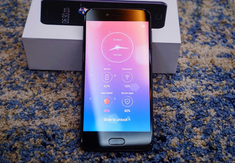 Mở hộp Bphone 2017 đầu tiên tại Việt Nam - 11 Về cấu hình, Bphone 2017 trang bị vi xử lý Qualcomm Snapdragon 625, RAM 3GB, bộ nhớ trong 64 GB, hỗ trợ 2 SIM 2 sóng và công nghệ sạc nhanh Quick Charge 3.0. Ngoài ra, máy khởi chạy BOS mới trên nền tảng Android 7.1.2 và thay đổi khá nhiều trong giao diện sử dụng.