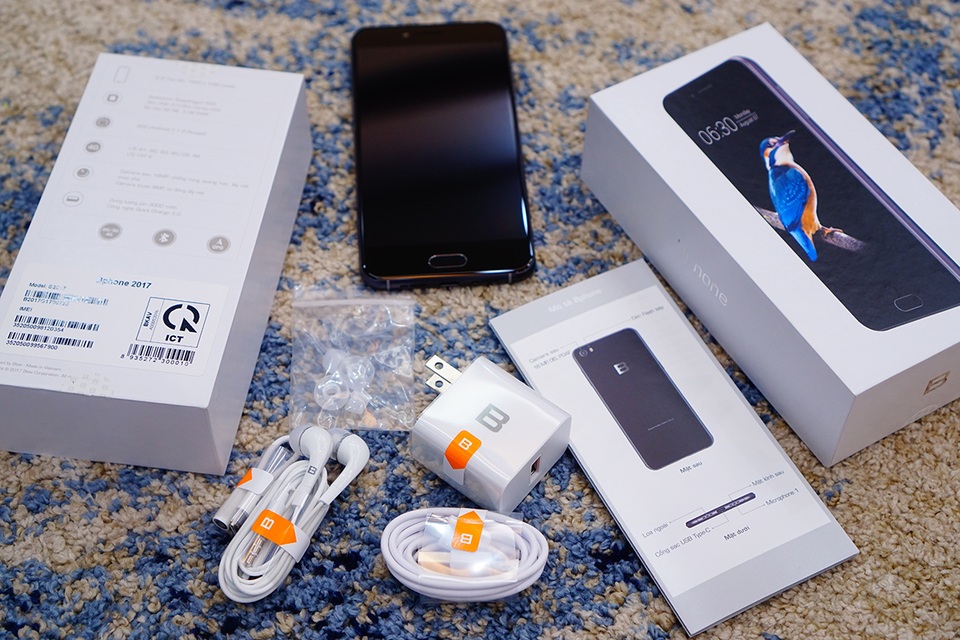 Mở hộp Bphone 2017 đầu tiên tại Việt Nam - 2
Trong hộp máy, Bphone 2017 trang bị sạc nhanh, cáp USB Type C, tai nghe, sách hướng dẫn và một cổng chuyển USB Type-C sang chuẩn 3.5 mm.