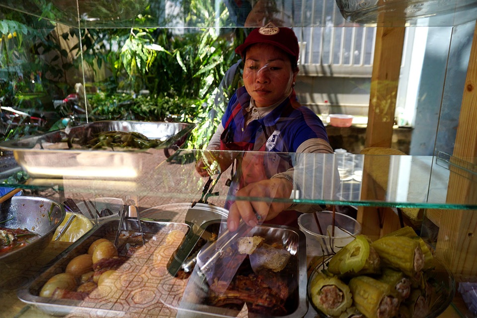 Các hộ kinh doanh khá bận rộn vào buổi trưa.