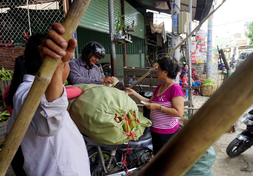 Bên trong chợ bắp lớn nhất Sài Gòn - 4 Loại ngon nhất là những bắp to, không quá non hoặc già, hạt đồng đều, vỏ còn tươi xanh... Loại này được bán giá sỉ 3.500 đồng một trái.Riêng những loại khác tính theo ký với giá khoảng 7.000 đồng một kg.