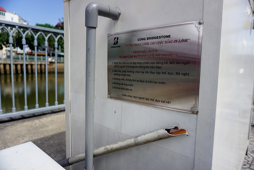 Dàn xe đạp lọc nước kênh Nhiêu Lộc... "đình công" - 1 Dàn xe đạp lọc nước kết hợp máy tập thể dục được một công ty đầu tư lắp đặt dọc kênh Nhiêu Lộc-Thị Nghè.