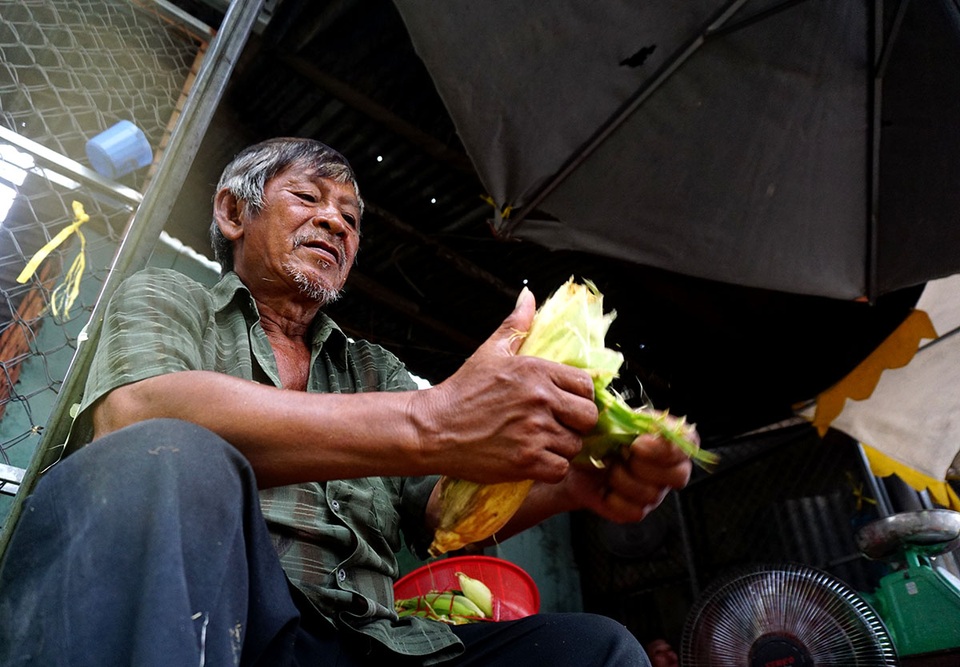 Bên trong chợ bắp lớn nhất Sài Gòn - 9 Chợ bắp trước đây ở gần cầu Ông Lãnh, quận 1, nhưng chợ giải tỏa nên mọi người chuyển về đây từ năm 2002, ông A Ly chia sẻ.
