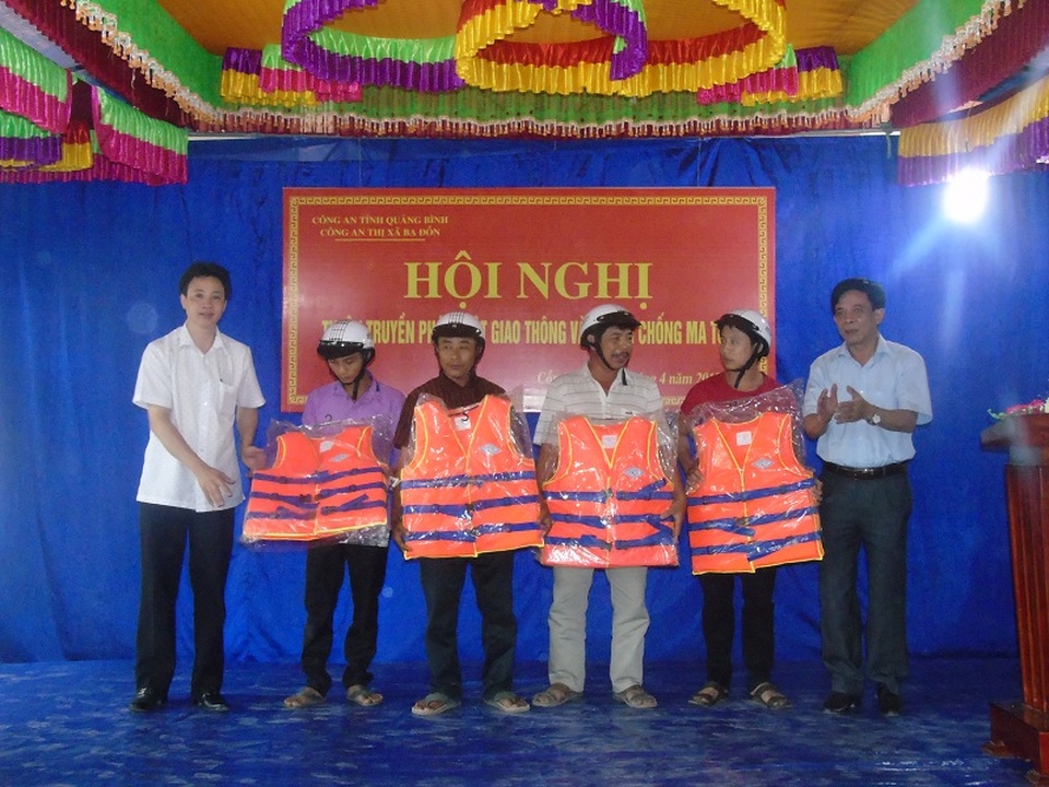 Tặng áo phao và mũ bảo hiểm cho người dân