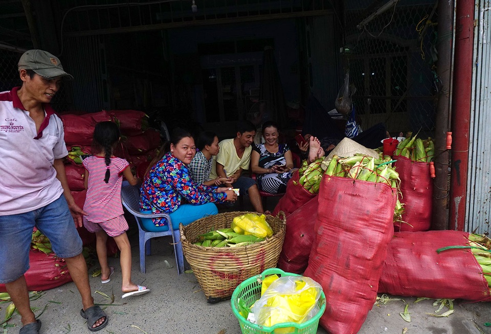 Bên trong chợ bắp lớn nhất Sài Gòn - 13 Bắp có theo mùa vụ, cuối năm thường ít hàng nên thời gian thảnh thơi của các tiểu thương nhiều hơn.