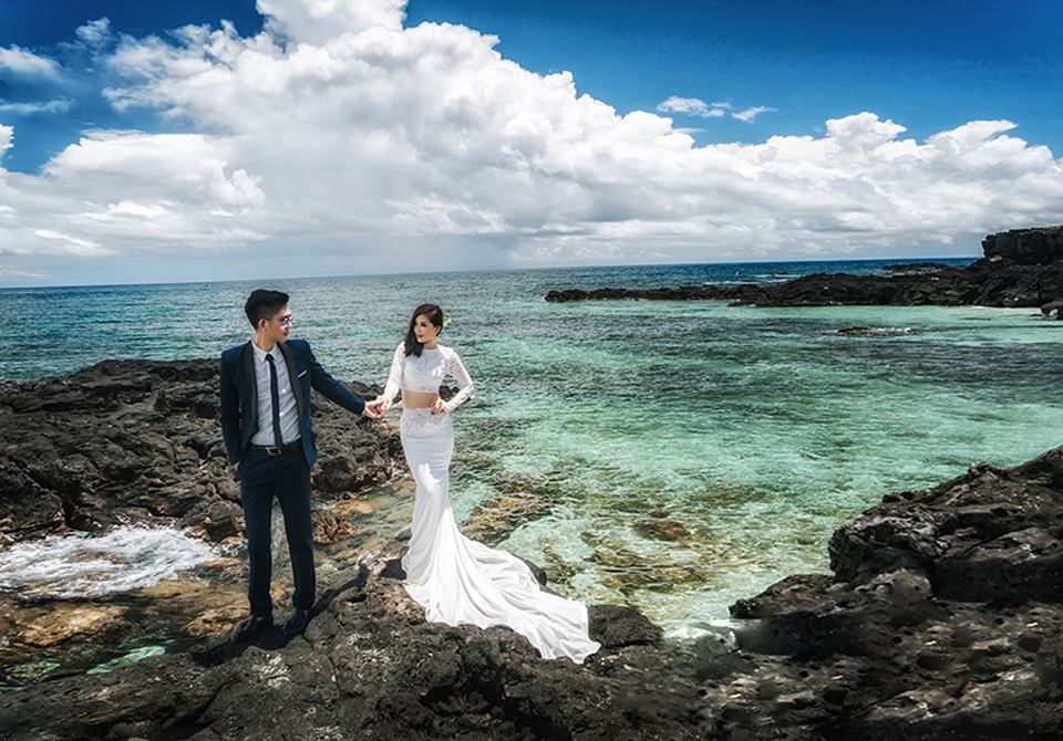 Cặp đôi Nghệ An - Hà Tĩnh “yêu nhau từ cái nhìn đầu tiên” - 12 Cả hai tìm hiểu nhau được một tháng liền quyết định làm đám cưới trong sự ngỡ ngàng của tất cả những người quen biết.