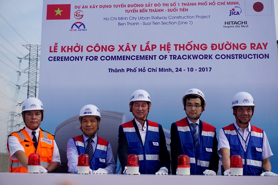 Cận cảnh lắp đặt đường ray tuyến metro đầu tiên ở TPHCM - 1 Sáng 24/10, lễ khởi công xây lắp hệ thống đường ray tuyến metro đầu tiên ở TPHCM.