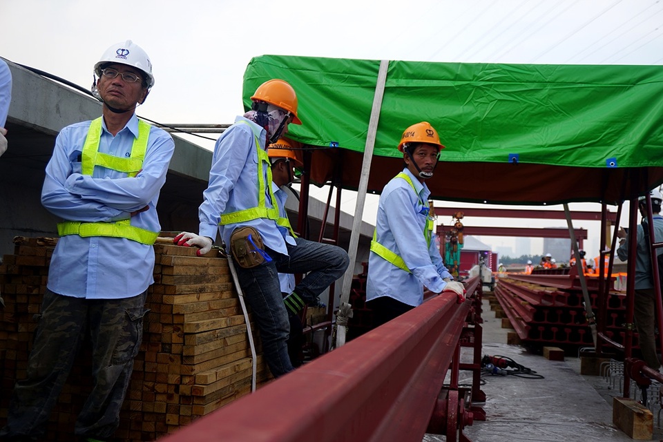 Cận cảnh lắp đặt đường ray tuyến metro đầu tiên ở TPHCM - 5 Các thanh ray dài 25 m, nặng 1,4 tấn, công nhân sẽ di chuyển thanh ray trên băng chuyền vào máy hàn.
