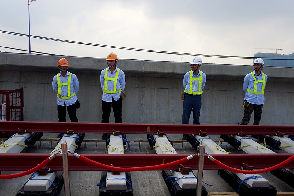 Cận cảnh lắp đặt đường ray tuyến metro đầu tiên ở TPHCM - 6
Một mẫu đoạn đường ray hoàn chỉnh được nhà thầu lắp tại công trường, khoảng cách giữa 2 má trong của ray là 1,43 m.